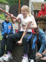 Kíťu na vozíku tlačí Kuba Jiroušek Kíťu na vozíku tlačí Kuba Jiroušek