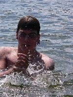 Adam též pokračuje v občerstvování