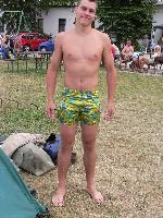 Adam Hochmann - letošní vítěz nejužitečnějšího akce KíneseJ ve svém novém textilu (odměna pro vítěze) :) Adam Hochmann - letošní vítěz nejužitečnějšího akce KíneseJ ve svém novém textilu (odměna pro vítěze) :)