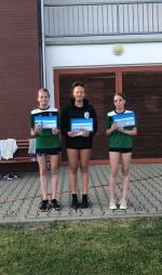 vyhlášení kadetky 3 km - 1. Natka Gacek, 2. Nikol a 3. Elen Svobodová vyhlášení kadetky 3 km - 1. Natka Gacek, 2. Nikol a 3. Elen Svobodová